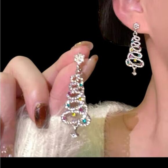 MODERN STYLE SILVER CHRISTMAS TREE EARRINGS - Picture 1 of 2